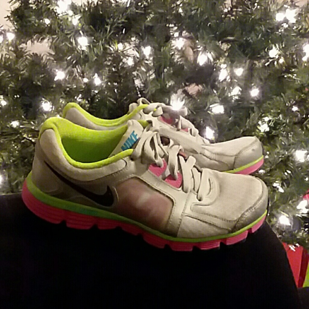 EUC Women's size 6 Nike Dual Fusion Shoes